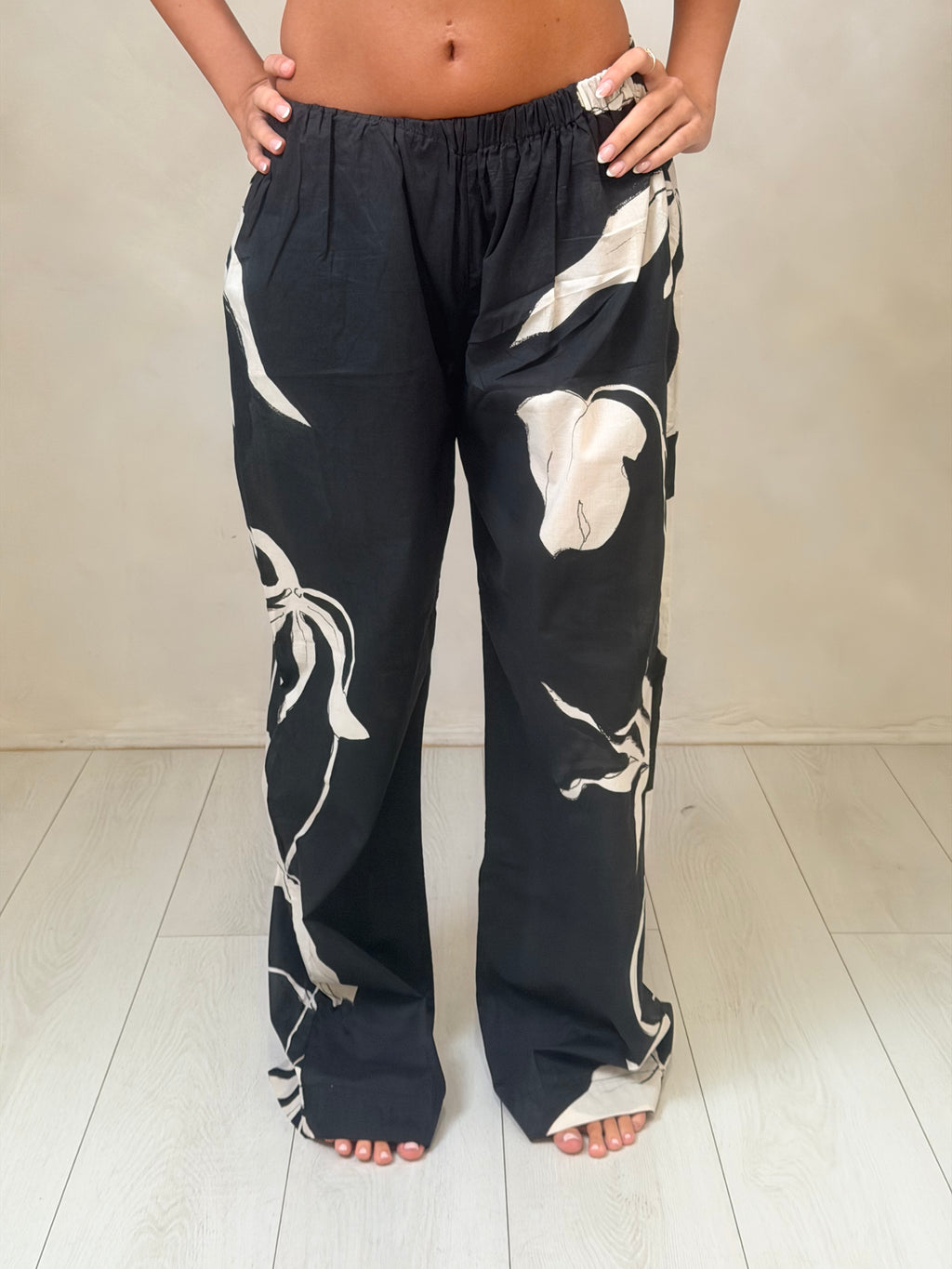 Raya Trousers - Dramatic Floral